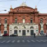 Il nostro viaggio parte inizia da uno dei monumenti simbolo di Bari: il Teatro Petruzzelli, al cui interno erano un tempo ospitate le opere di un grande artista locale: Raffaele Armenise...